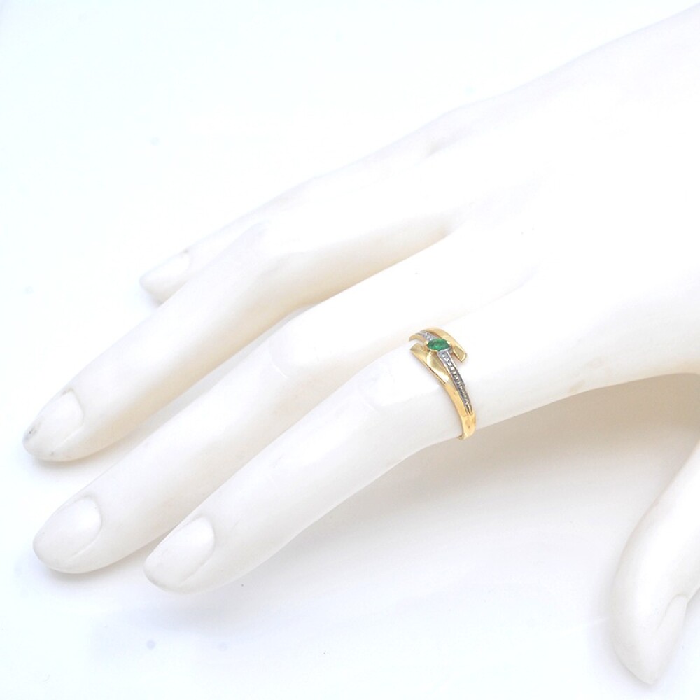 Anillo en oro 18k con esmeralda navette Anillo en oro 18k con esmeralda navette