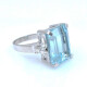 Anillo en platino, aguamarina central y brillantes. Anillo en platino, aguamarina central y brillantes.