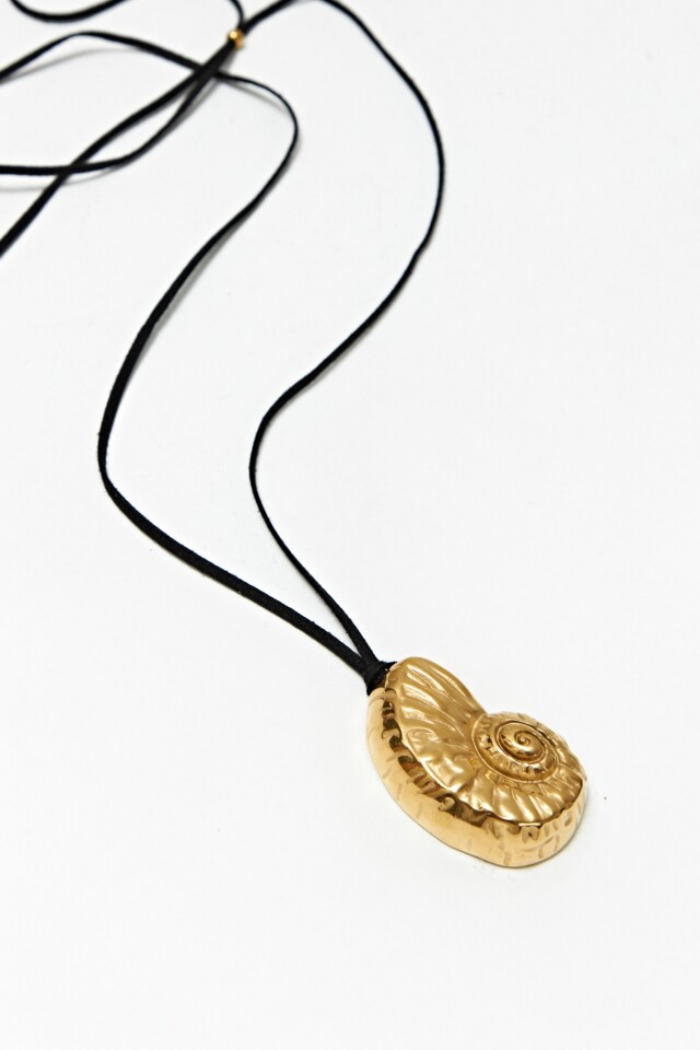 Collar con cordón y dije caracol en acero dorado
