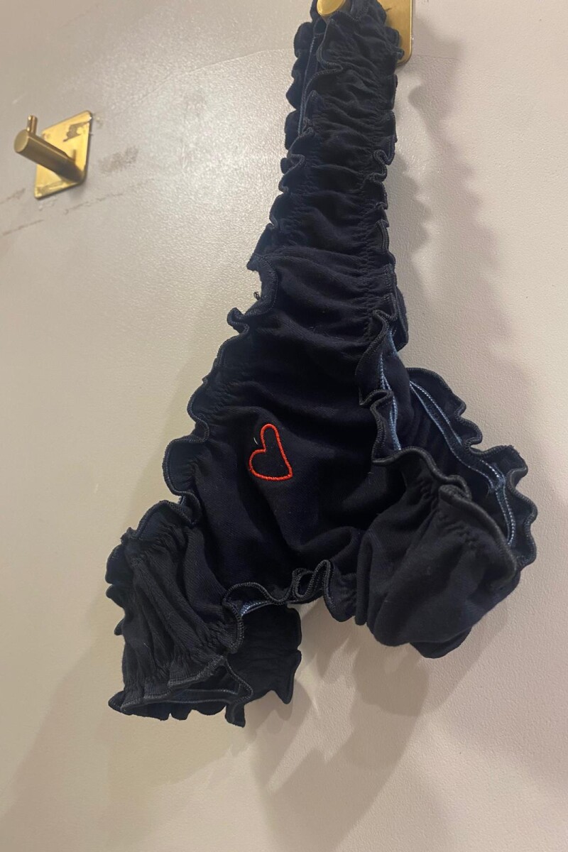 B39 Cata Less Bordado en Algodón Negro