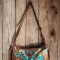 Cartera NIMA Con Flecos Línea Ottenta Arte Turquesa Pintado A Mano