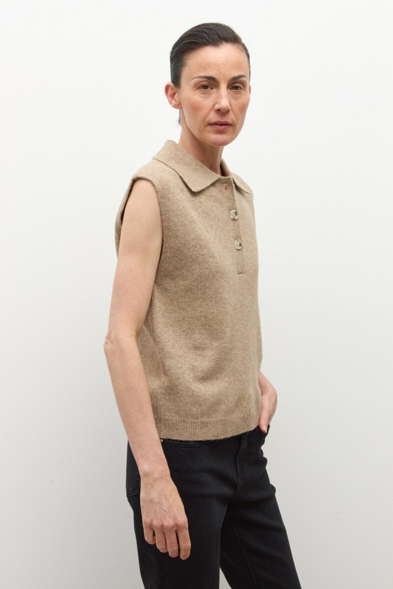 Chaleco tejido cuello polo tostado melange