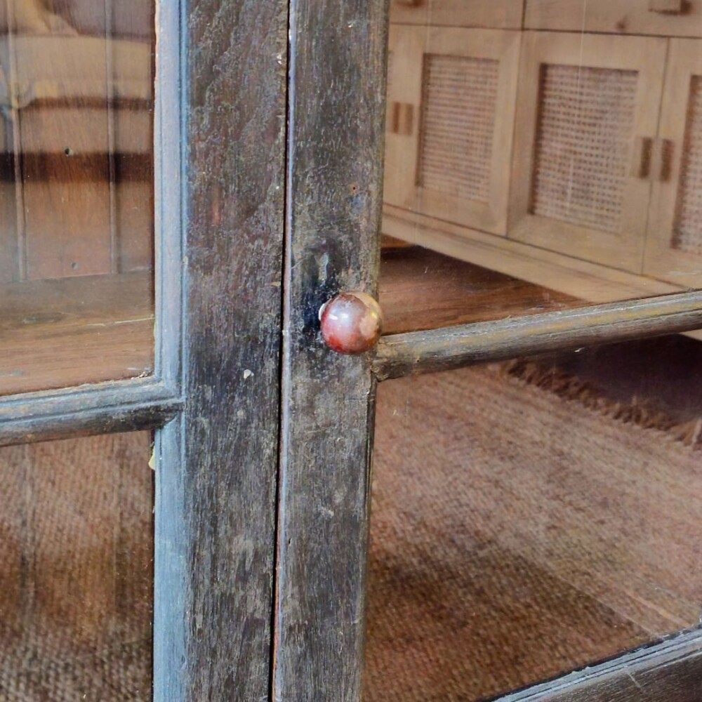 Aparador de Madera con Puertas Vidriadas Aparador de Madera con Puertas Vidriadas