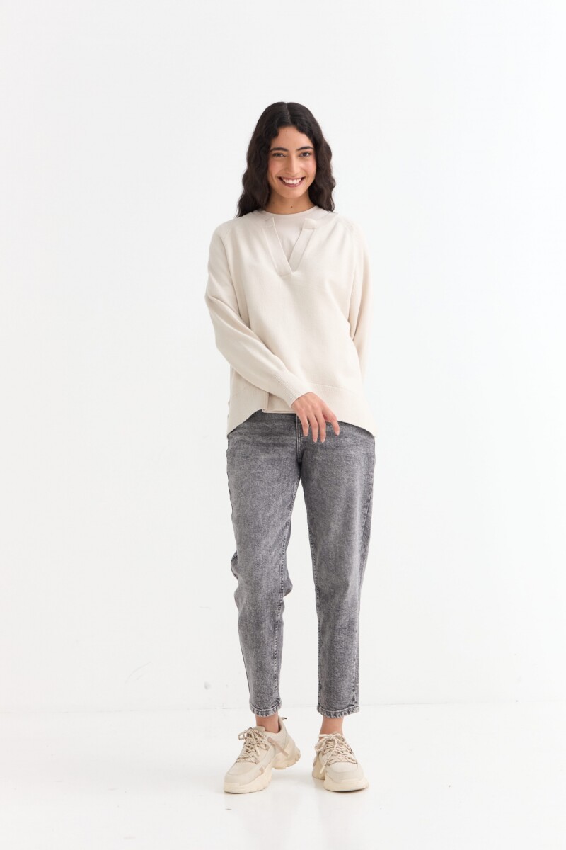 Sweater con cuello abierto y tajos laterales CRUDO