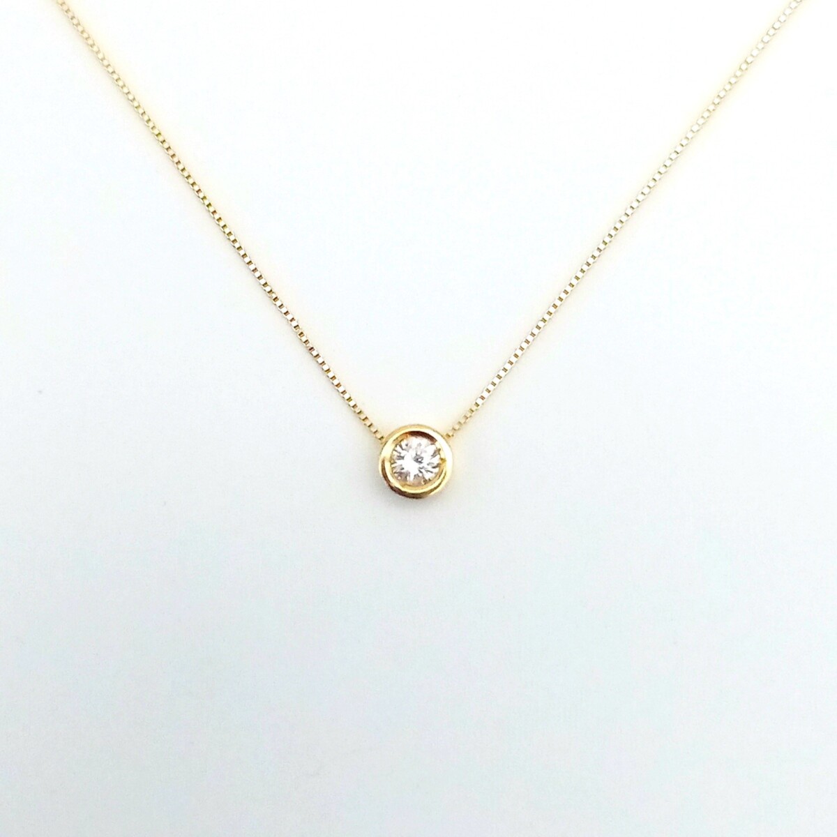 Conjunto de cadena de oro 18 ktes y PUNTODE LUZ con CIRCONIA. 