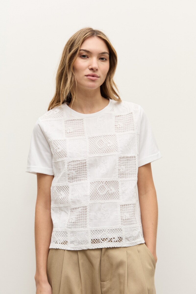 Remera frente bordado y calado blanco