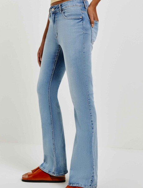 PANTALÓN DE JEAN CON ELASTANO CELESTE