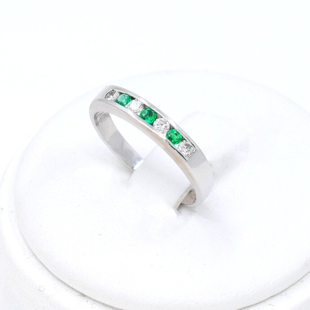Anillo En Oro 18K Blanco, Brillantes Y Esmeraldas Anillo En Oro 18K Blanco, Brillantes Y Esmeraldas