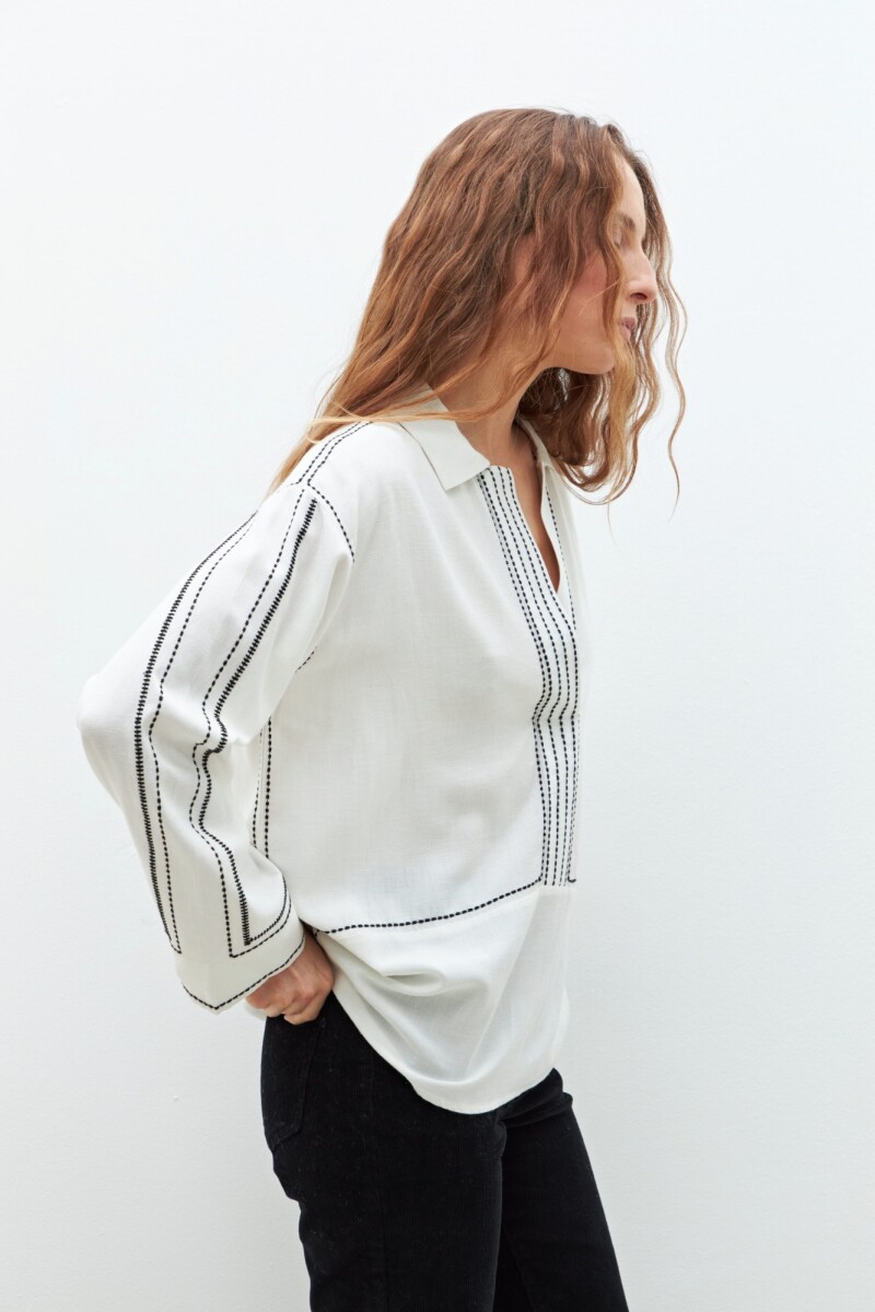 Blusa con bordados en contraste crudo