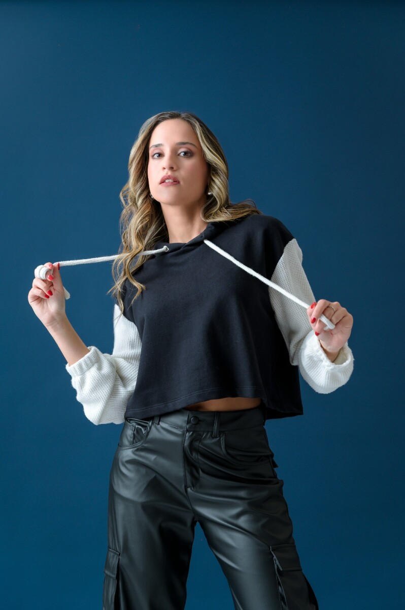 Hoodie Agus. - Negro y Blanco. 