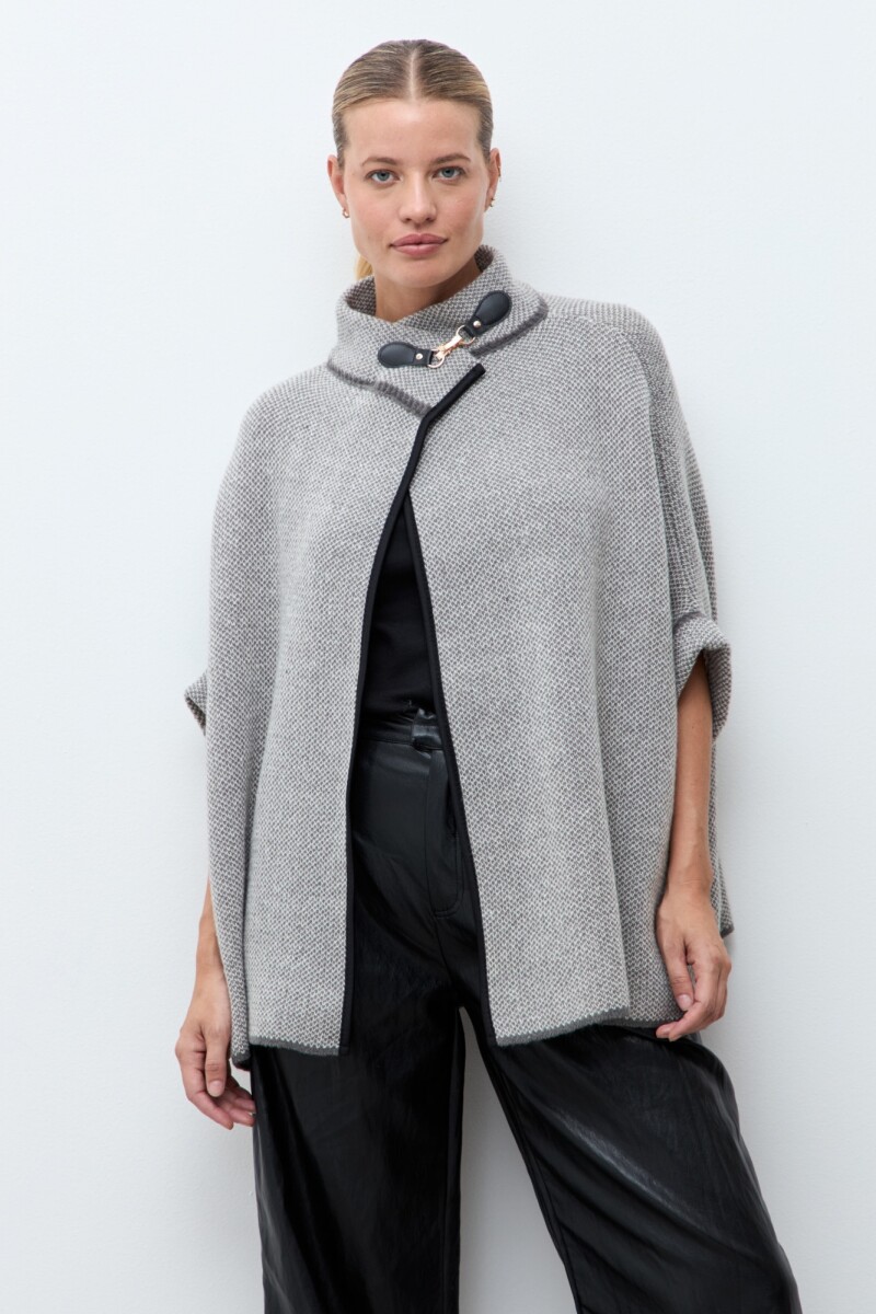 Capa con hebilla gris