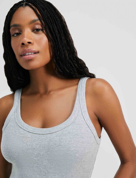 MUSCULOSA BÁSICA EN TELA ACANALADA GRIS