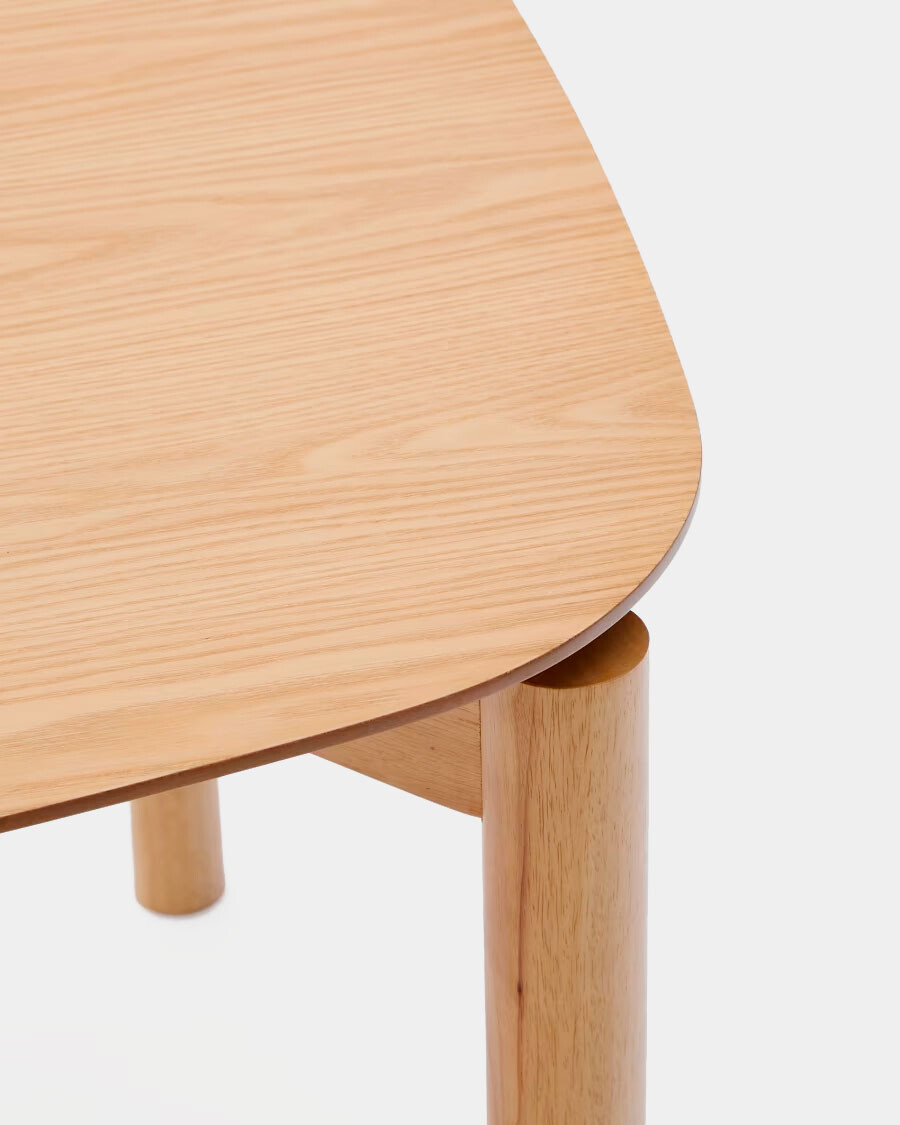 Mesa Indara de chapa de fresno con acabado tono natural 160 x 90 cm Mesa Indara de chapa de fresno con acabado tono natural 160 x 90 cm