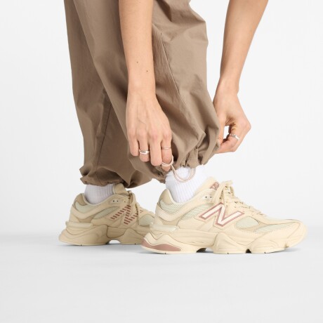 Pantalón New Balance de Dama - NYLON CARGO - WP43534LMR LTMUSHRM