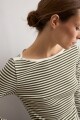 Remera rayada escote bote verde oliva