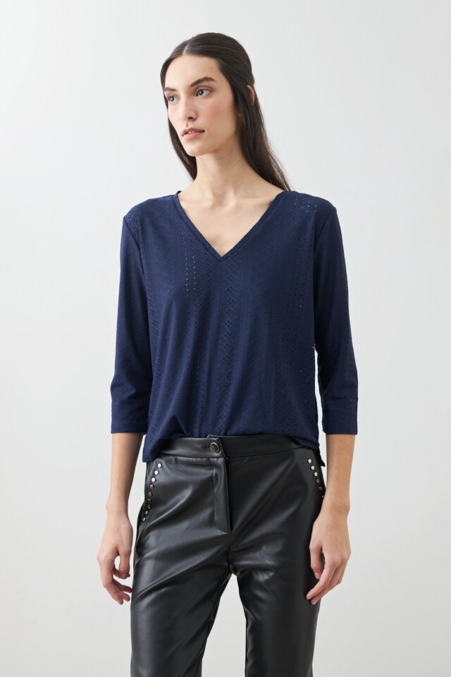 Remera escote en V con broderie azul marino