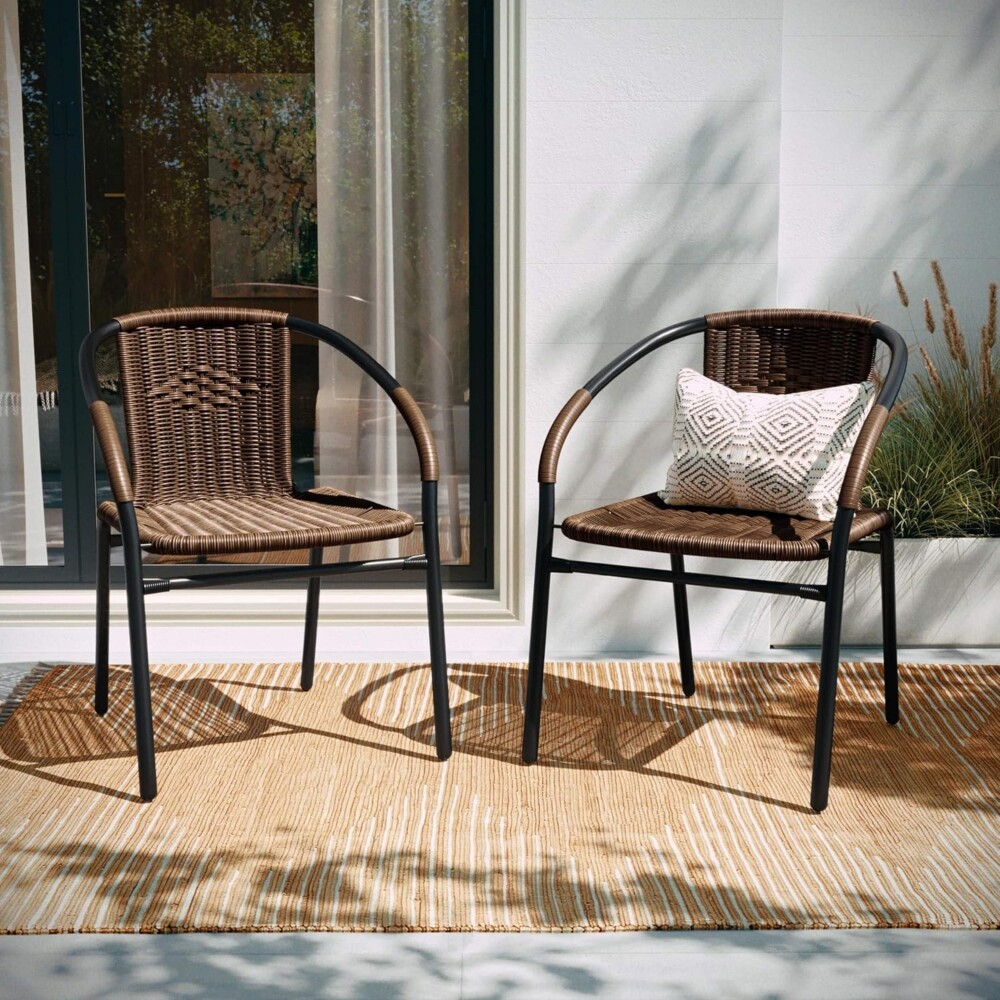 Silla exterior de metal y ratán con apoyabrazos Marrón