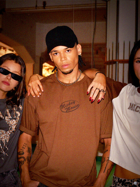 REMERA MICKEY BROWN MARRON