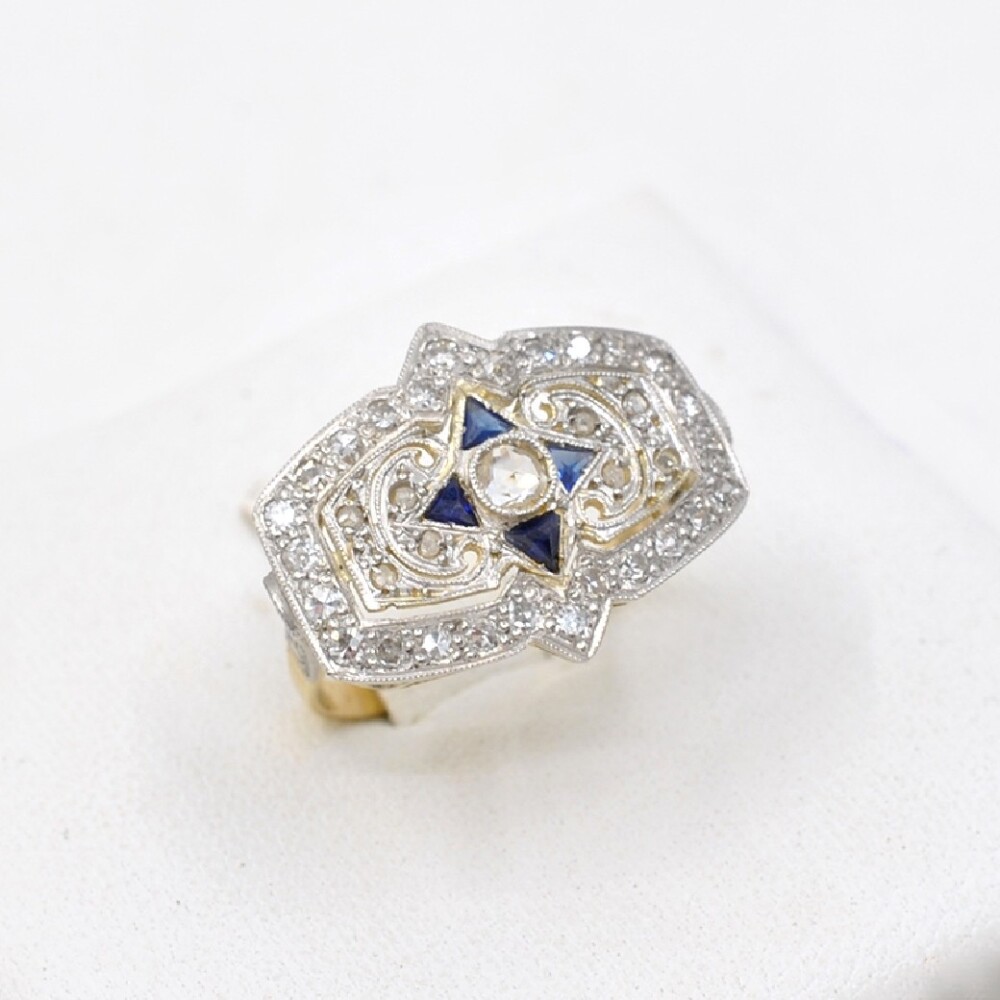 Anillo Estilo Antiguo En Oro 18K, Platino, Diamantes, Brillantes Y Zafiros Sinteticos Anillo Estilo Antiguo En Oro 18K, Platino, Diamantes, Brillantes Y Zafiros Sinteticos
