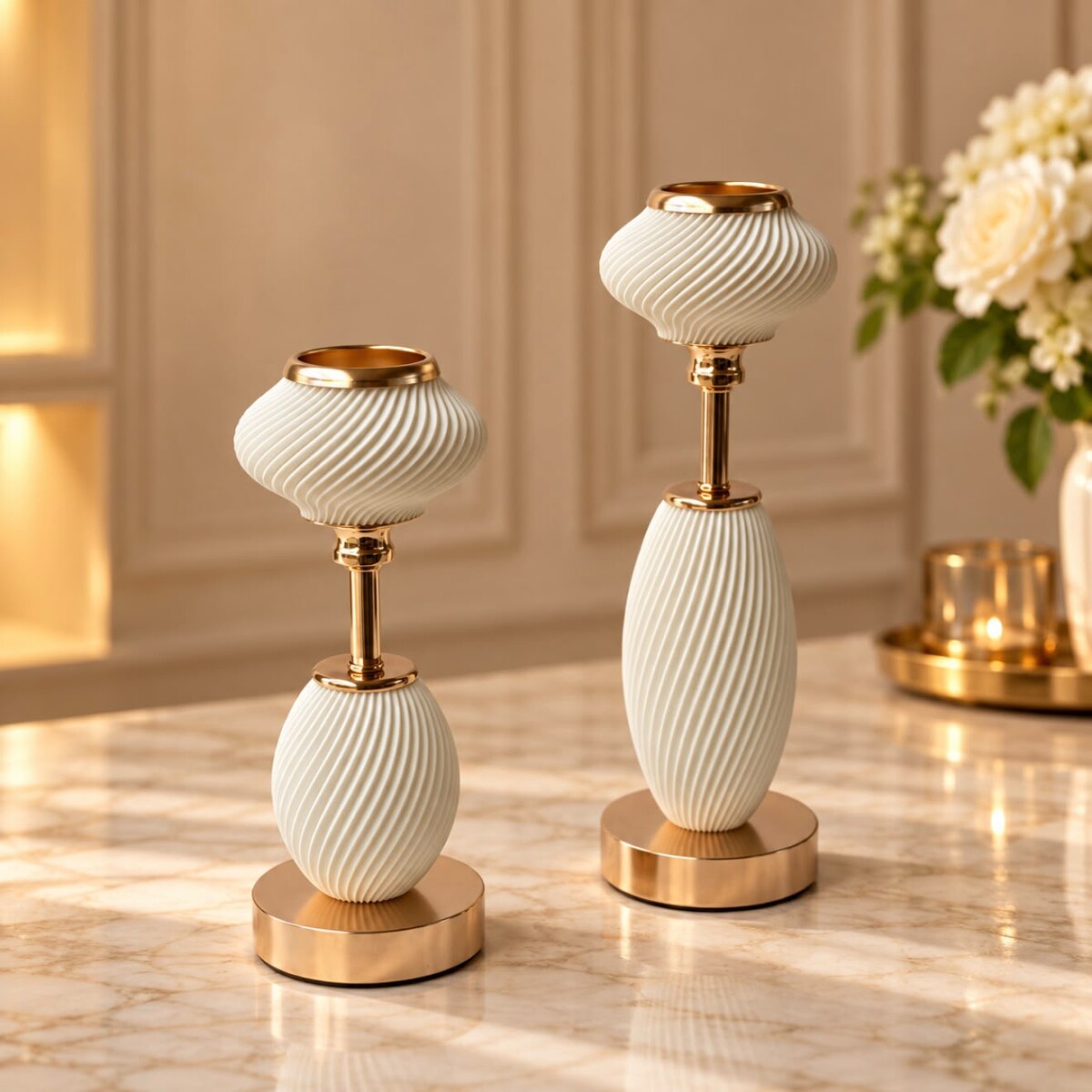 Juego de 2 Candelabros Blancos Texturizados y Dorados 