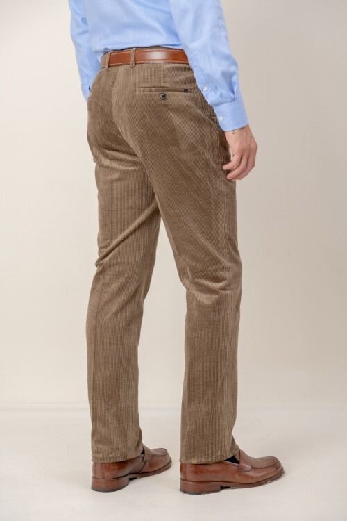 Pantalón Corduroy classic fit Tostado