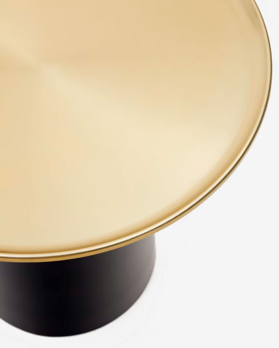 Mesa auxiliar redonda Liuva de metal dorado y con acabado negro mate Ø 52 cm Mesa auxiliar redonda Liuva de metal dorado y con acabado negro mate Ø 52 cm