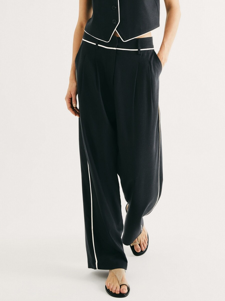 PANTALÓN RECTO CON BOLSILLOS - NEGRO 