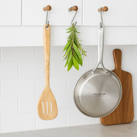 Cuchara de madera ancha perforada con gancho KitchenAid Cuchara de madera ancha perforada con gancho KitchenAid