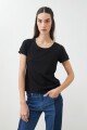 Remera escote a la base negro