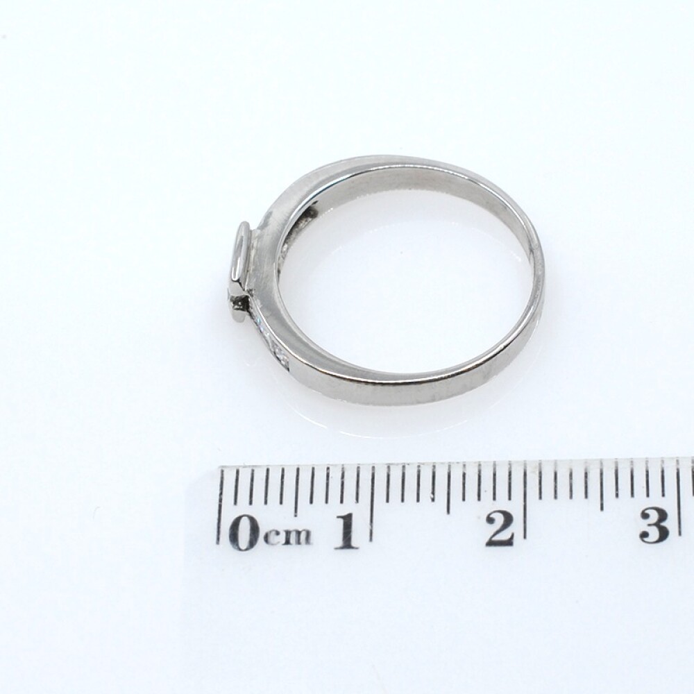 Anillo en oro 18k blanco y brillantes corte princesa Anillo en oro 18k blanco y brillantes corte princesa