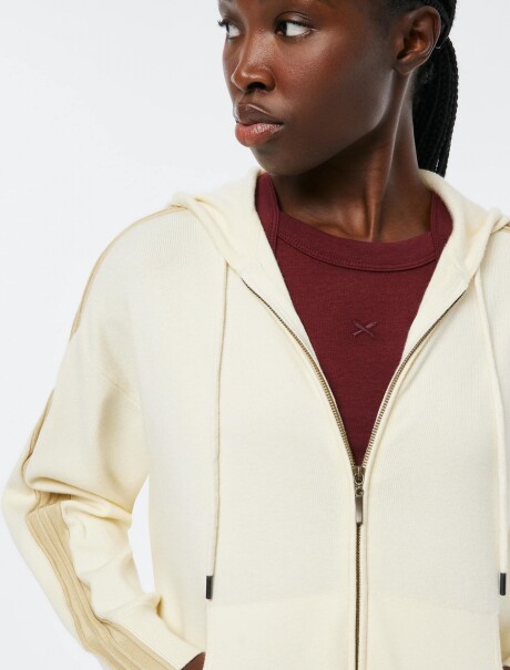 CAMPERA DE PUNTO CON CAPUCHA BEIGE