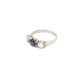 Anillo Estilo Antiguo En Platino Con Brillantes Laterales Y Zafiro Central Anillo Estilo Antiguo En Platino Con Brillantes Laterales Y Zafiro Central