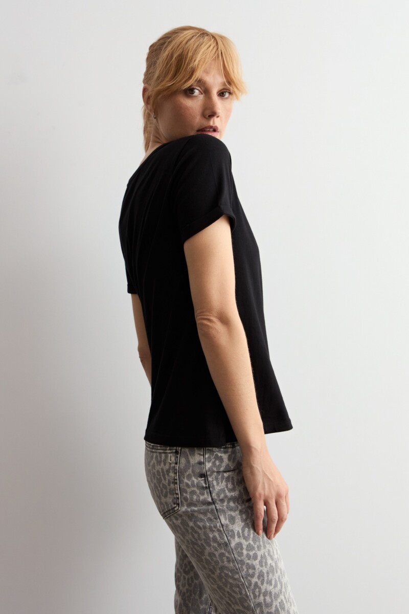 Remera escote a la base negro