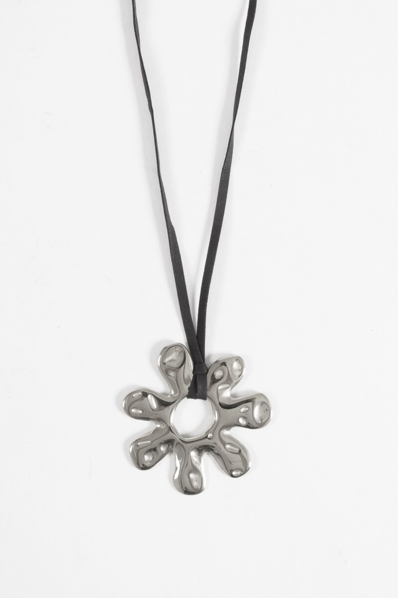 Collar cordón suede flor de acero plateado