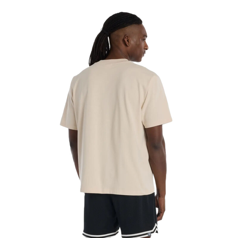 Remera New Balance Hoops Player - Beige Remera New Balance Hoops Player - Beige