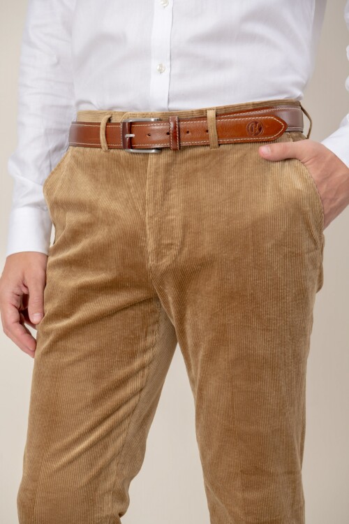 Pantalón Corduroy classic fit Beige
