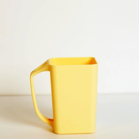 VASO PLÁSTICO CUADRADO CON ASA (AMARILLO CLARO/420 ML) VASO PLÁSTICO CUADRADO CON ASA (AMARILLO CLARO/420 ML)