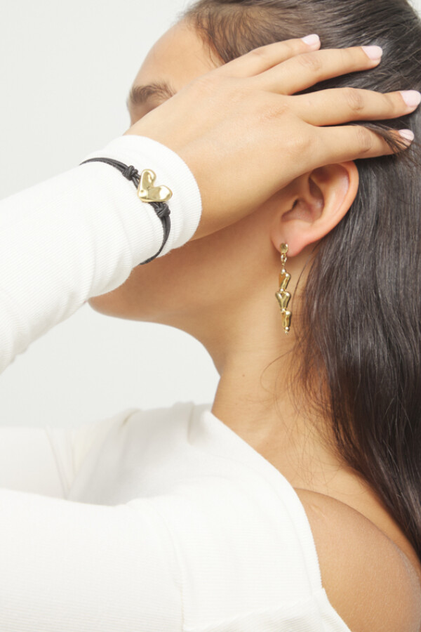 PULSERA DE HILO ELÁSTICO NEGRO CON CORAZÓN BAÑADO EN ORO 18K Pulsera