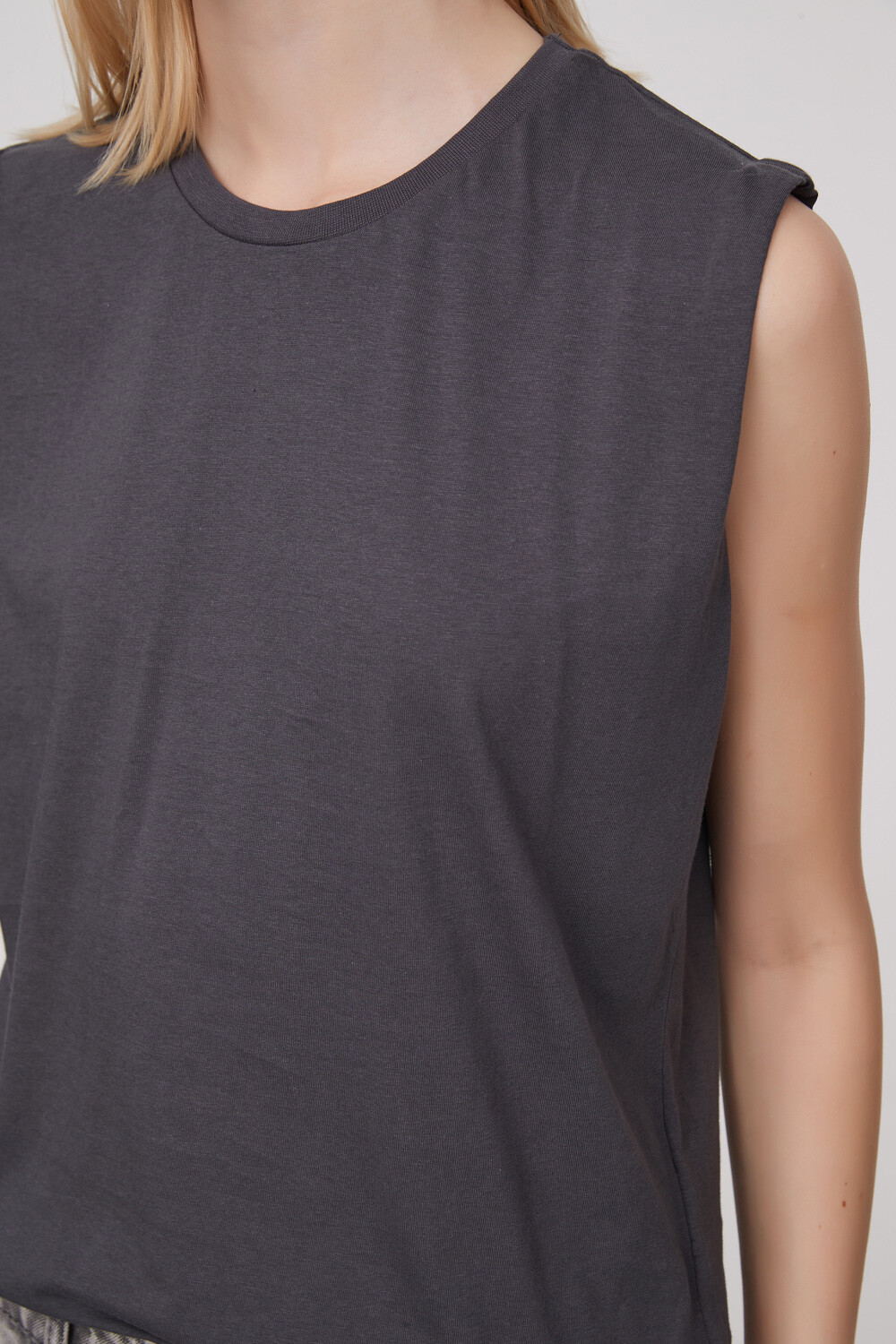 Remera Hortensia Gris Oscuro