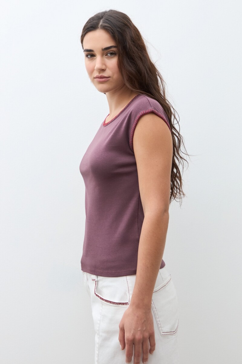 Remera con bordado ciruela