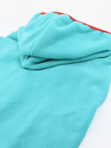 CAPA POLAR CON CAPUCHA CELESTE