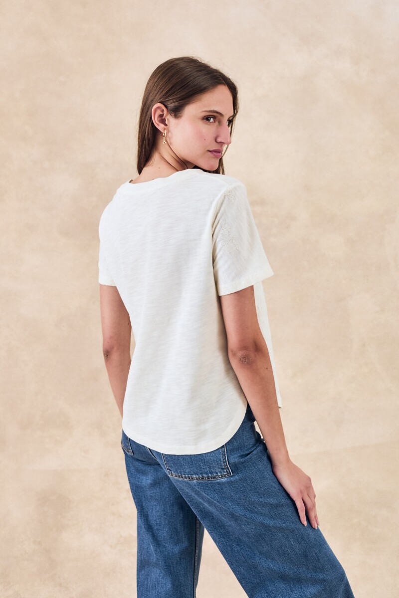 Remera Bordada Crudo Con Crudo