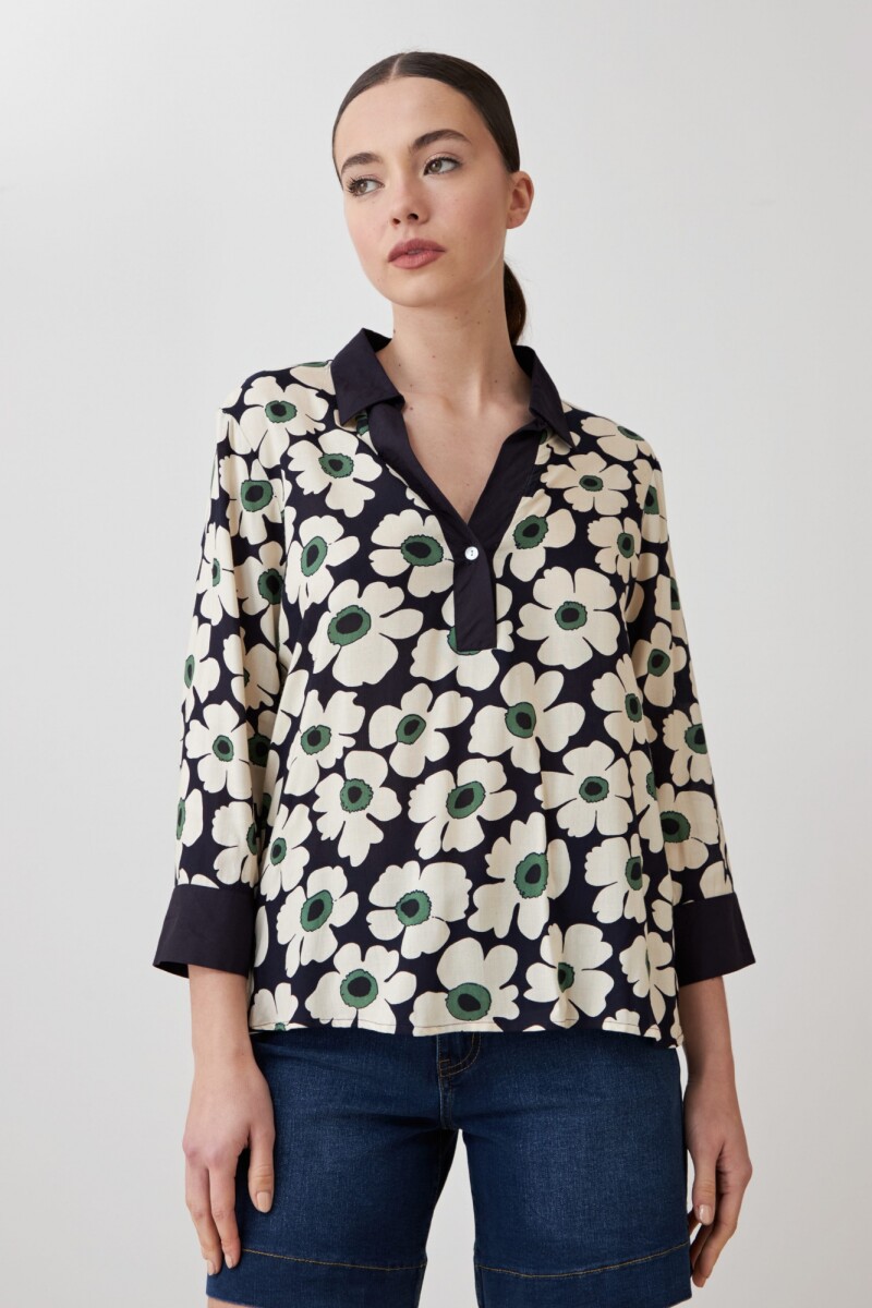Blusa con estampa margaritas azul marino