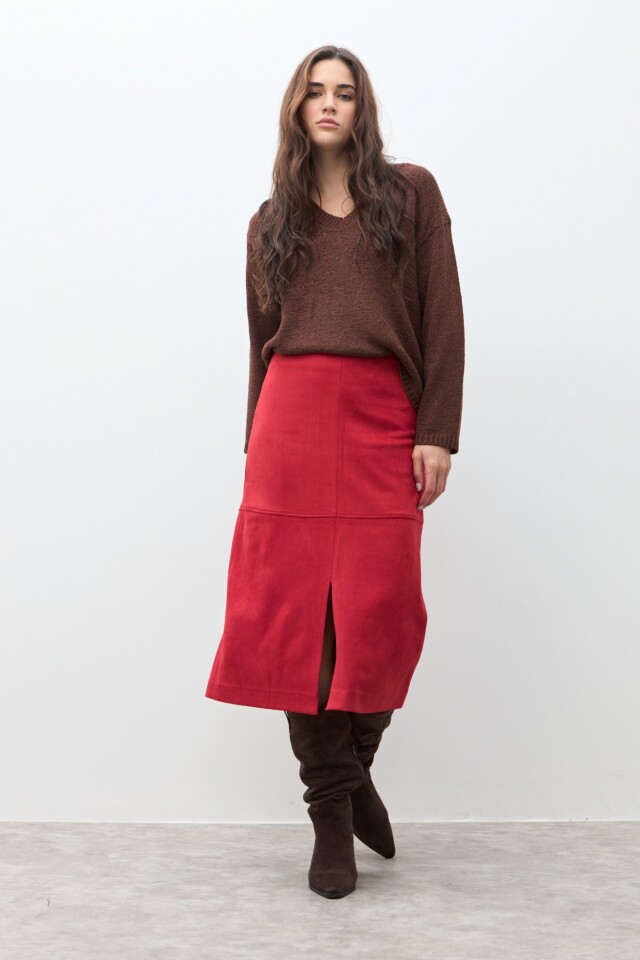 Falda simil gamuza con tajo rojo