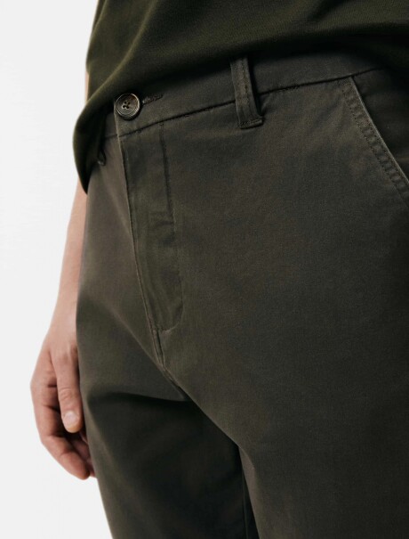 PANTALÓN TIPO GABARDINA MODELO CHINO VERDE