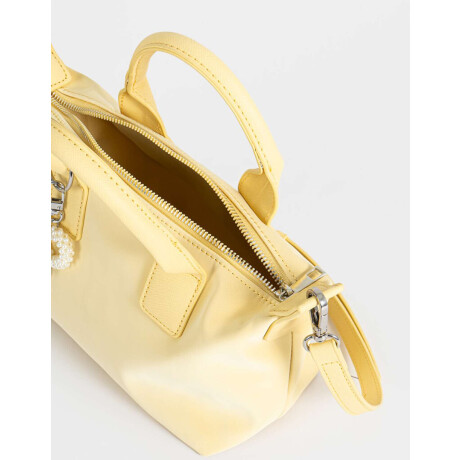 Cartera City Con Charm De Perlas Amarillo Claro