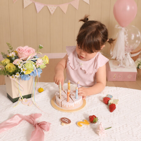 Torta de Cumpleaños con Accesorios Torta de Cumpleaños con Accesorios