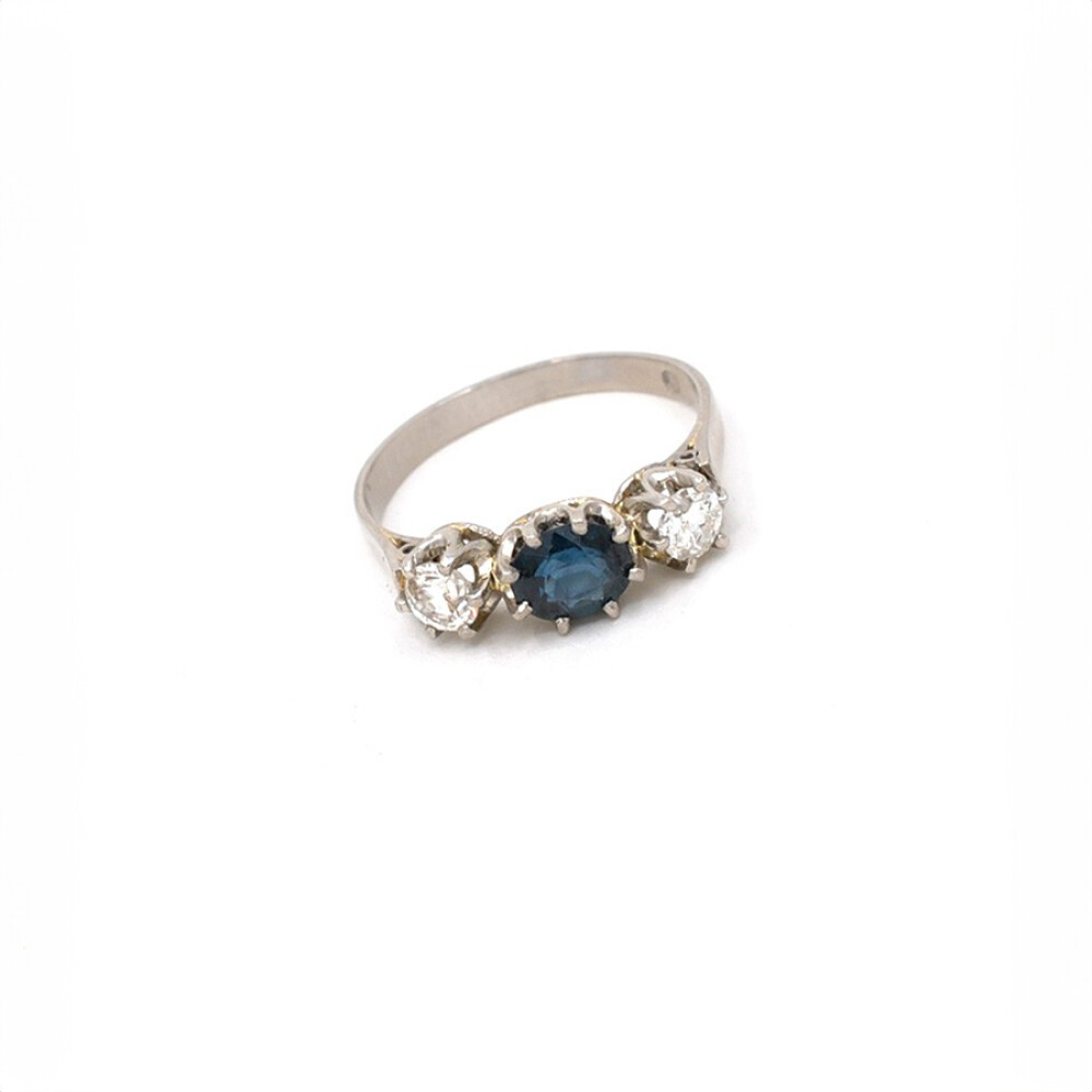 Anillo Estilo Antiguo En Platino Con Brillantes Laterales Y Zafiro Central Anillo Estilo Antiguo En Platino Con Brillantes Laterales Y Zafiro Central