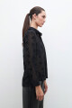 Camisa plumetti bordado floral negro