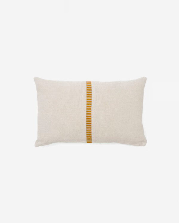 Almohadón Ardit de lino y algodón beige con raya bordada a contraste mostaza 30x50 cm